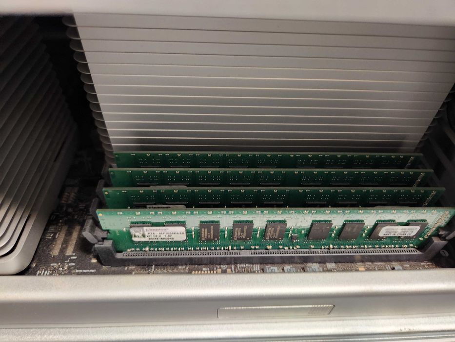 Apple MacPro 8 Core Xeon e Black Magic Multibridge Pro 2