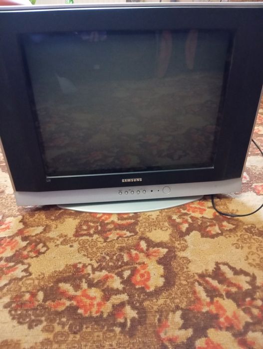 2 телевізора та музикальний центр