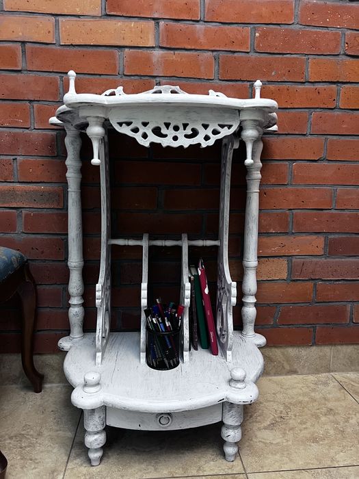 Piekna, zadbana, antyczna serwantka, swietny stan, mala szafka na dole