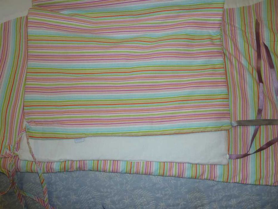 Edredão o protetor lateral Zippy para cama de criança.