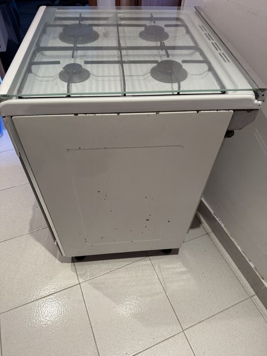 Fogao gás butano , o bico de cima á esquerda tem de ser reparado