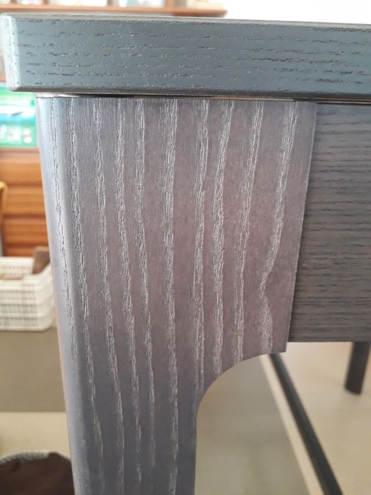 Mesa alta de madeira do IKEA