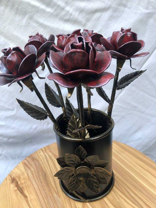 Ковані троянди у вазі