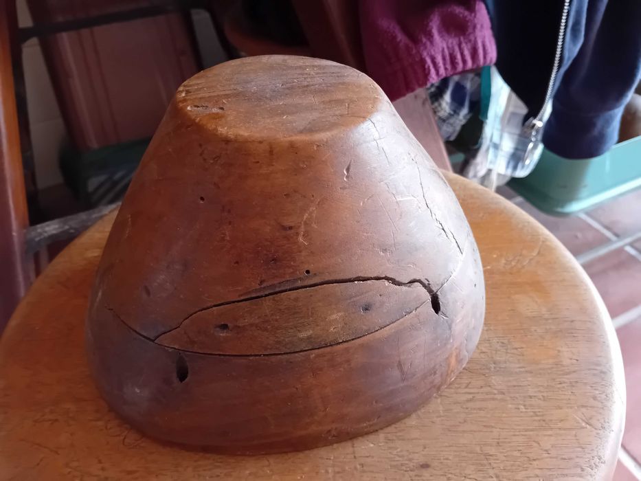 Formas / moldes  antigos em madeira de chapelaria