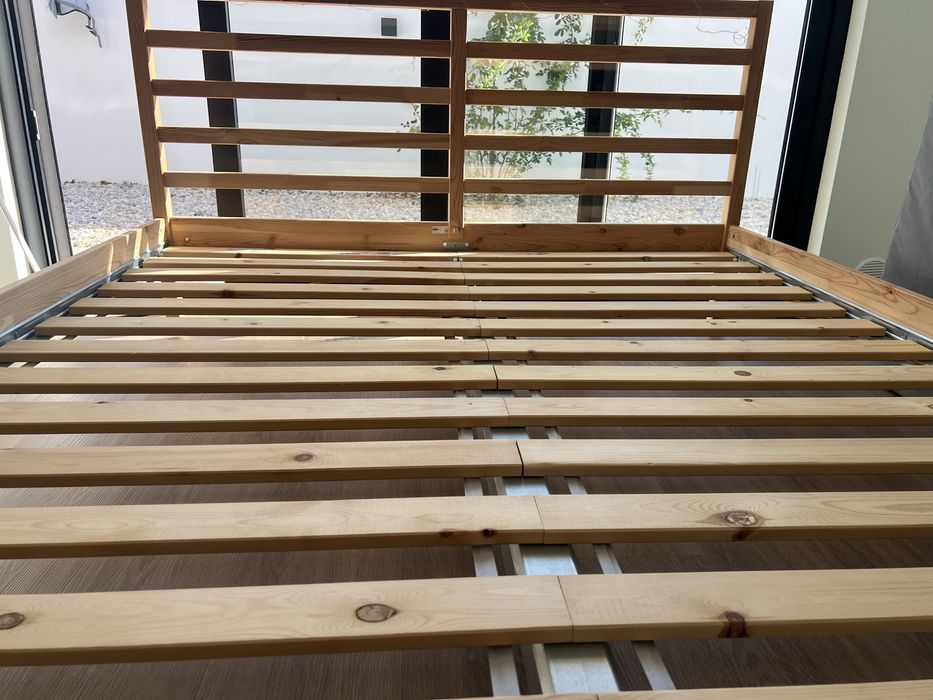 Cama IKEA LINDBÅDEN 160×200 + colchão IKEA VALEVÅG (conjunto)