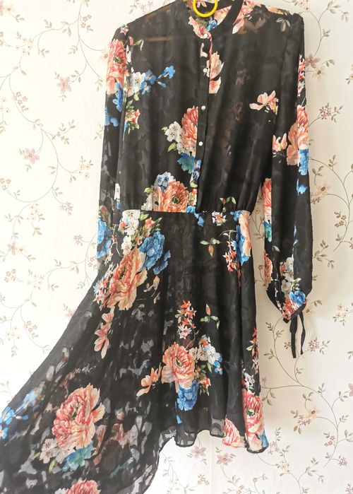 Śliczna sukienka, prześwitująca, asymetryczna, kwiaty