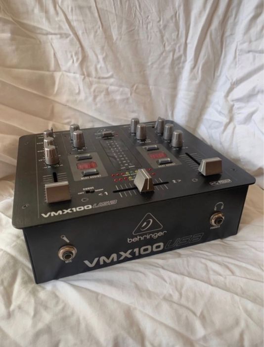Behringer VMX100USB - DJ Mixer/Audio Interface