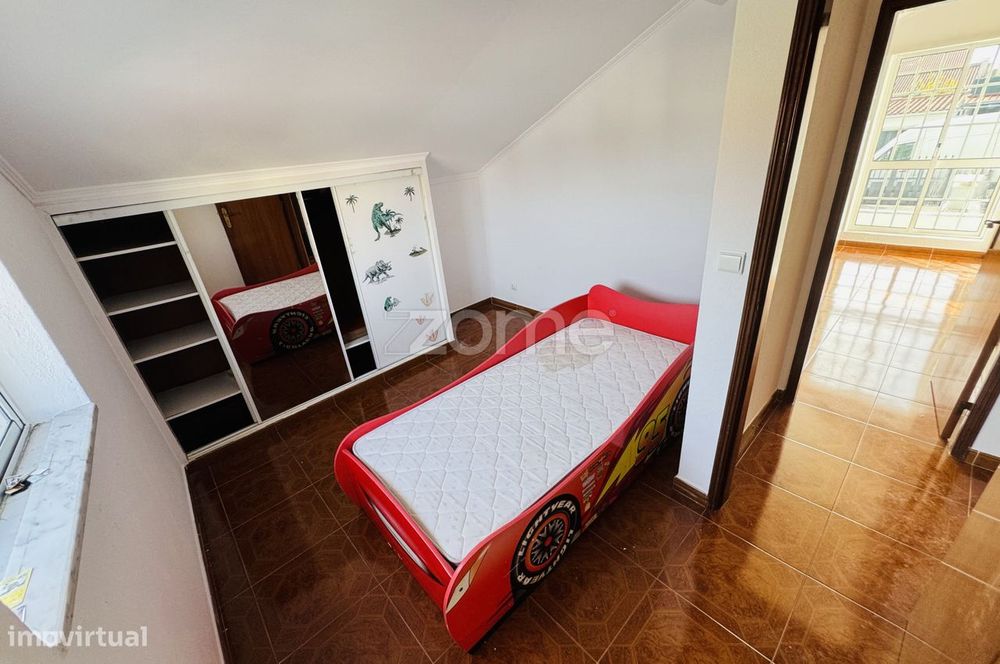 Moradia T3+1 na Serra da Silveira com anexos, cave e espaço exterior.