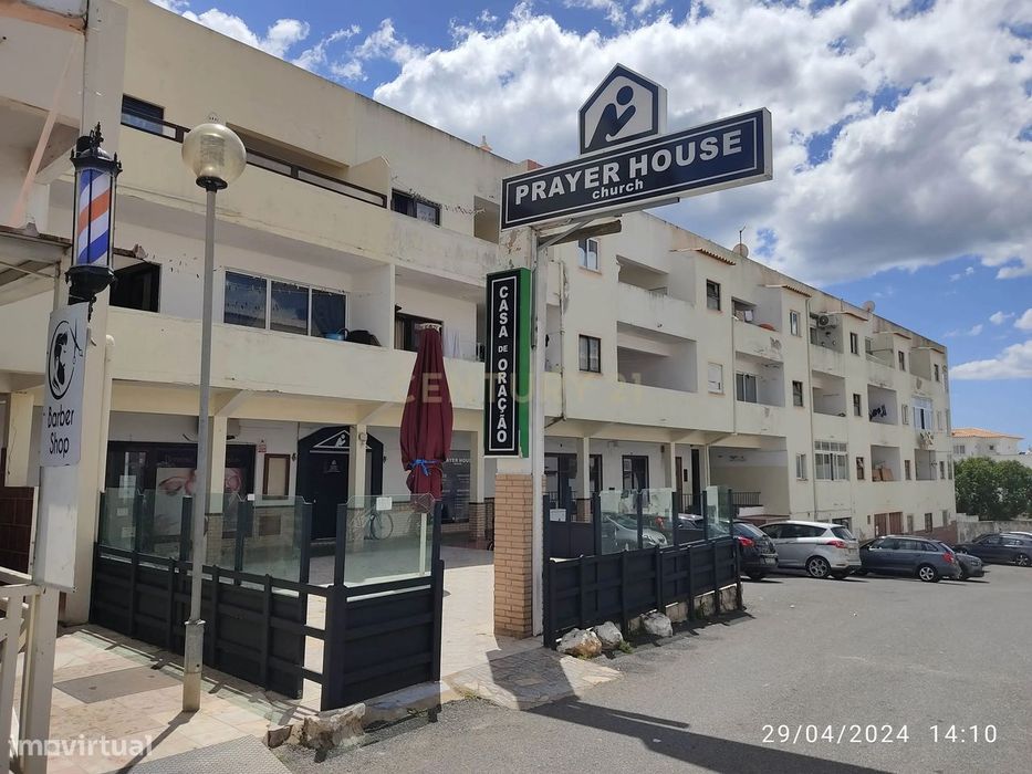 Loja junto à estrada de Santa Eulália na zona de restaurantes e comérc