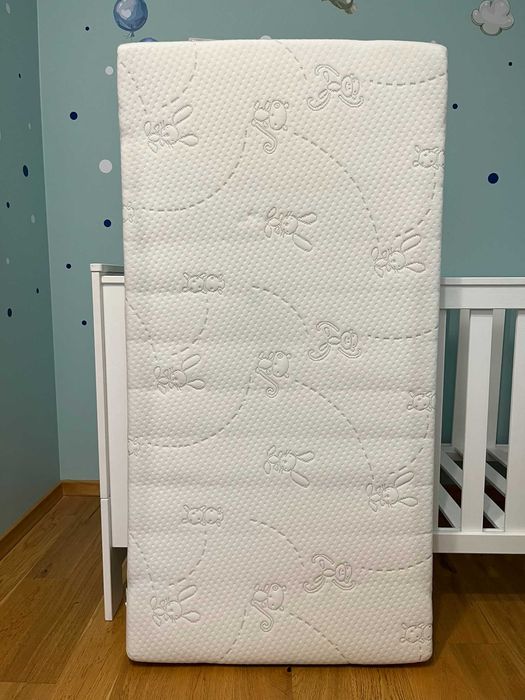 Zestaw mebli dziecięcych Pinio: łóżeczko, komoda z przewijakiem, szafa