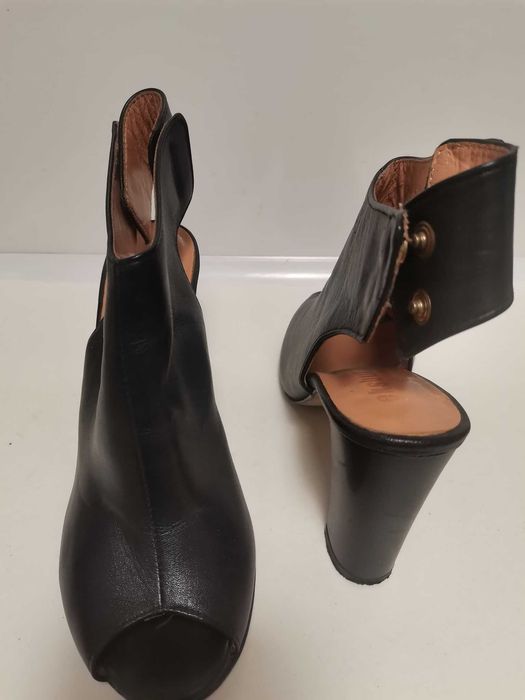 Super czarne buty z oryginalnym zapięciem z tyłu.