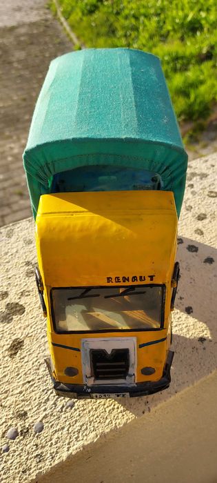 Fourgon Renault em chapa
