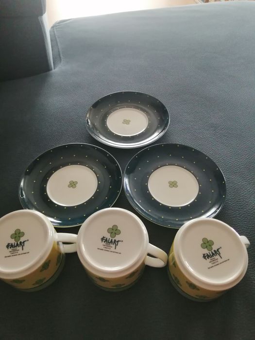 Três chávenas chá com Pires