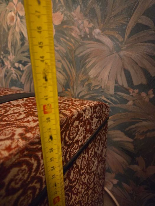 kufer - skrzynia z otwieranym wiekiem w starym stylu