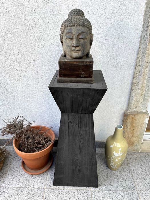 Pedestais em madeira carbonizada estilo japonês