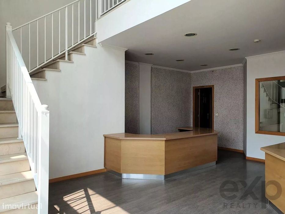 Loja e Escritórios com grande visibilidade em Peniche