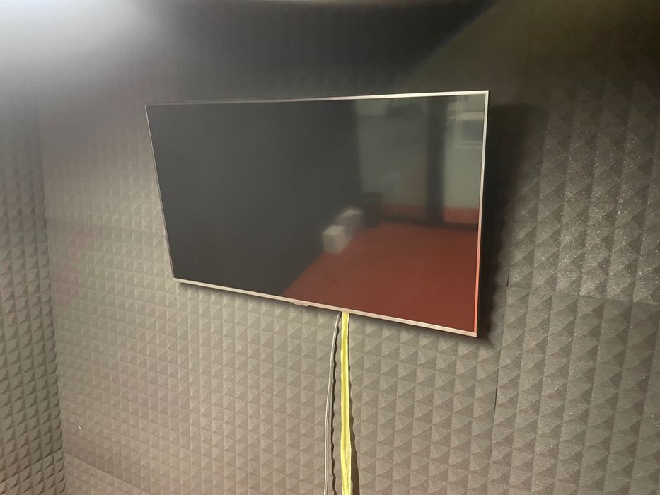 Продаю телевізор Samsung UHD-LCD 43" Smart TV Wi-Fi  майже новий