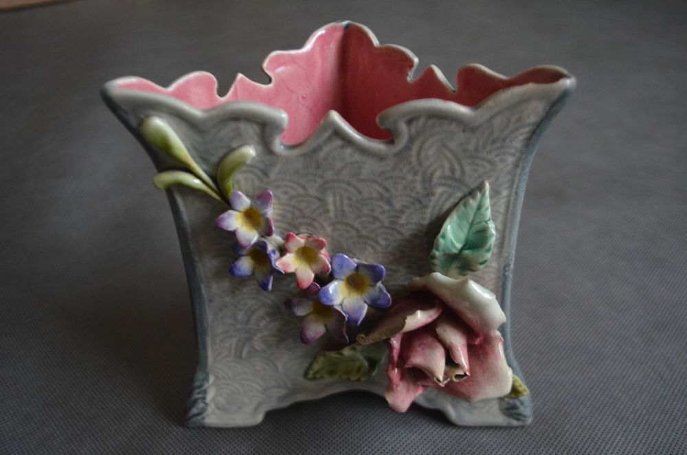 wazon porcelana ceramika Capodimonte? trójkątny