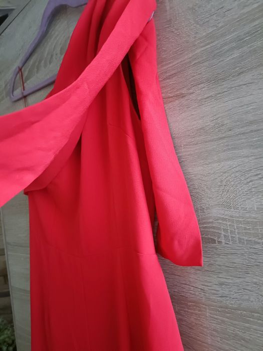 Czerwony elegancki kombinezon na jedno ramię