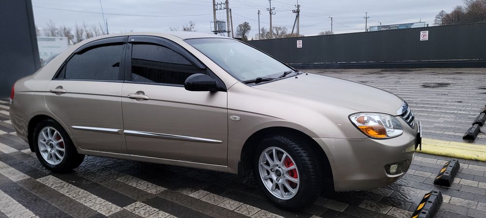 Продам авто кіа  в гарному стані світлий салон