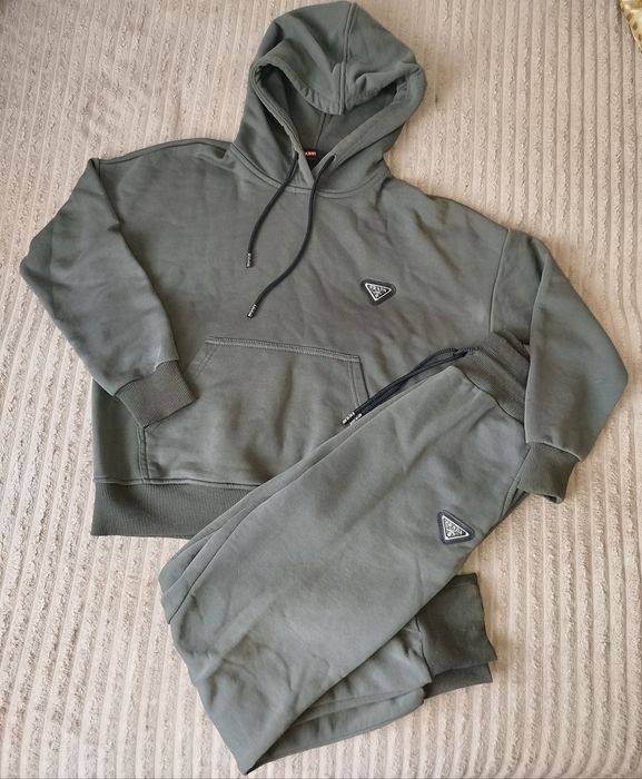 Продам спортивный костюм Prada