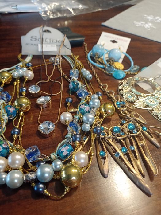 Zestaw biżuterii , odcienie błękitów i złota , naszyjniki