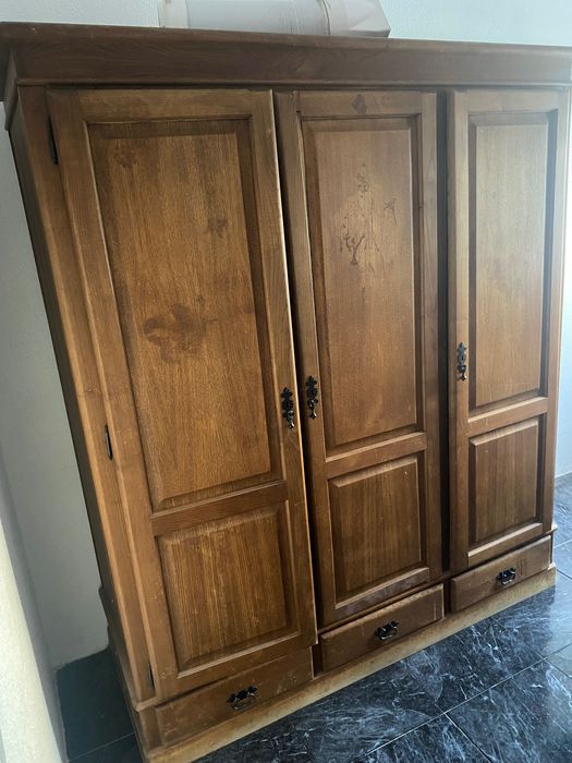 Em bom estado ,cama ,roupeiro,mesas de cabeceira,cómoda !