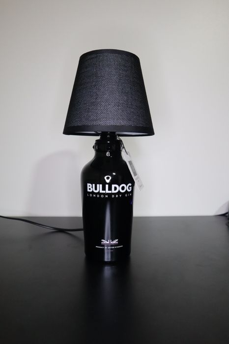 Candeeiro com garrafa de Bulldog