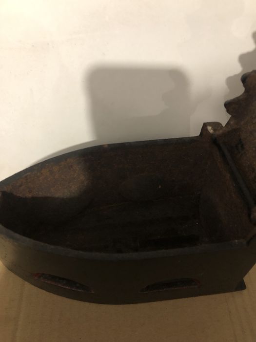 Ferro a carvão marca Oliva