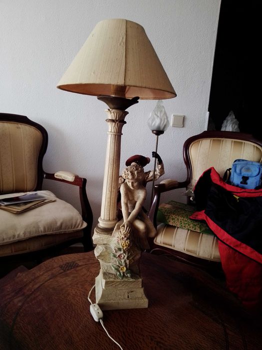 estatueta femenina