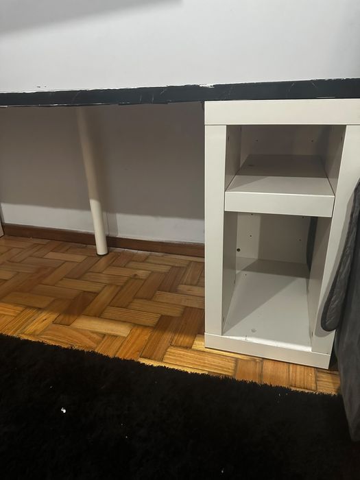 Secretaria com tapo de papel de parede