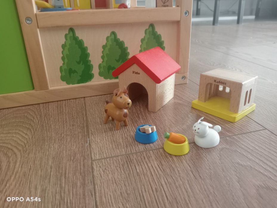 Casa de bonecas com muito pouco usopremiada de boa qualidade em madeira marca alemã Hape