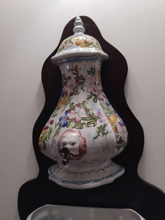 Fonte de parede em cerâmica