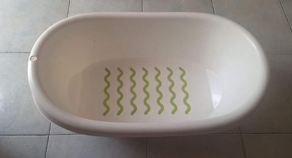 Banheira de bebé branca e verde