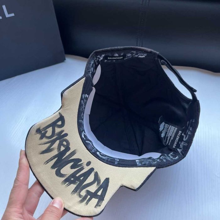 Czapka baseballowa Balenciaga z haftem i spranym wzorem