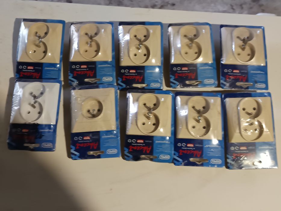 Gniazdka elektryczne.