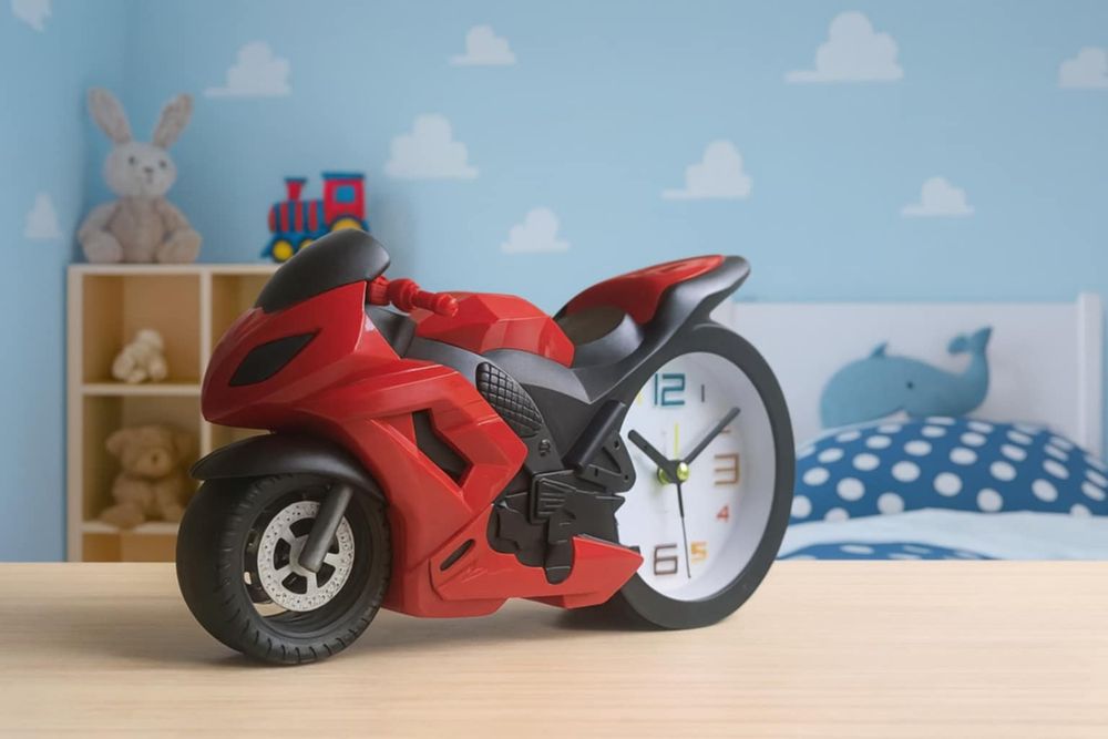 Motor z zegarem i budzikiem 19 x 11 cm czerwono-czarny na prezent
