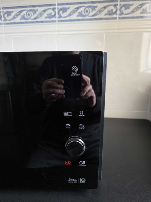 Forno de boas dimensões e Micro-Ondas LG MH 7265 DPS
