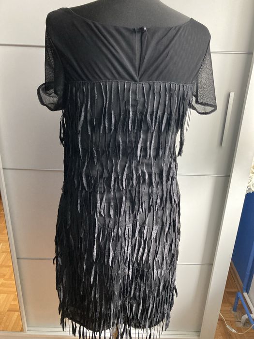 Elegancka czarna sukienka z frędzlami