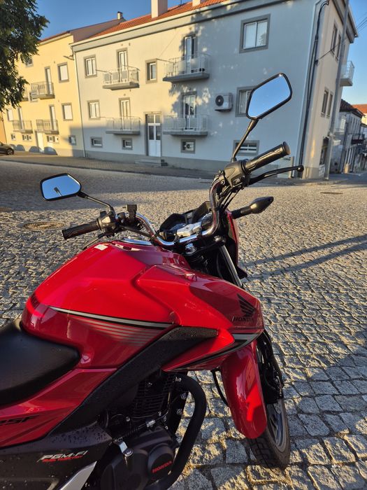 Honda CB125F vermelha