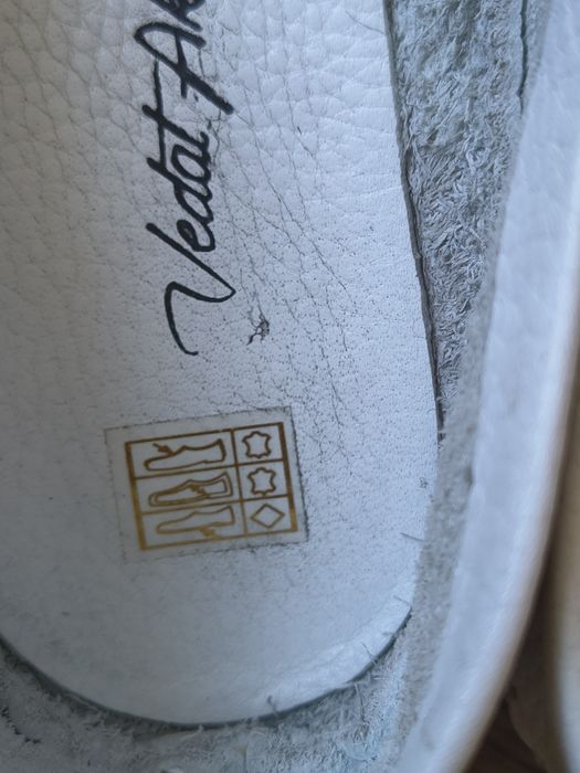 Білі шкіряні мокасіни