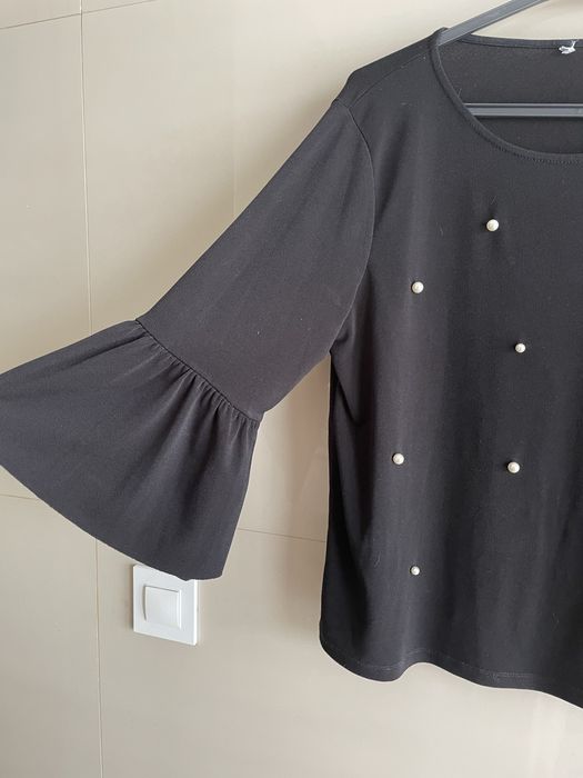 Blusa preta com pérolas
