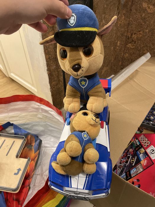 Samochod psi patrol i maskotka chase mały i duży