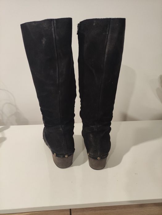 Botas pretas cano alto em pele