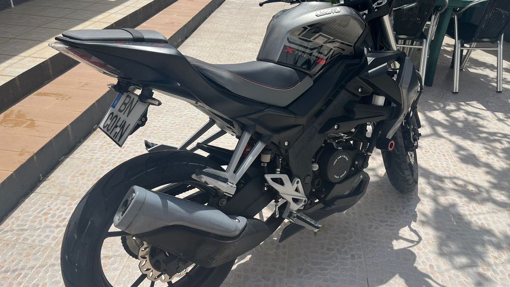 Vendo mota UM xtreet RS 125cc