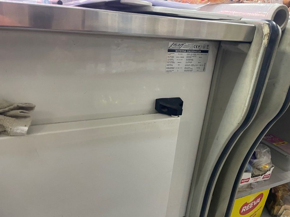 Холодильна вітрина Cold