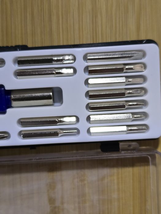 Отвертка с набором бит