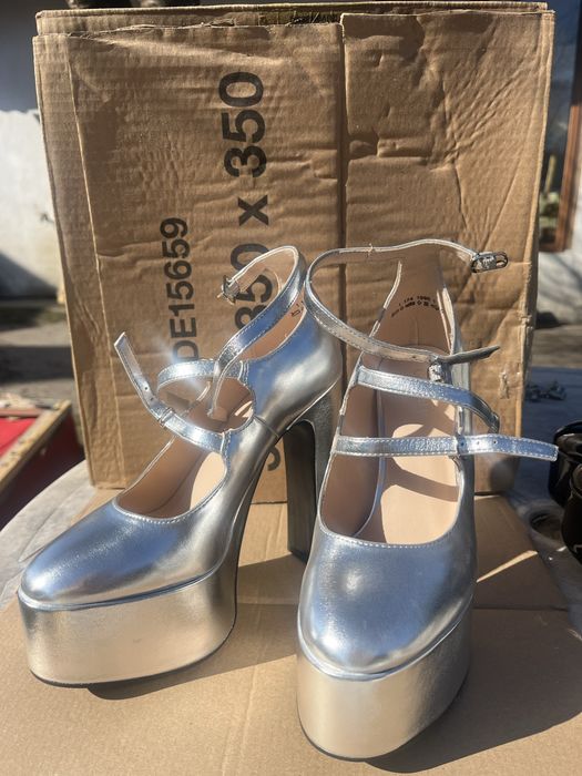 Взуття нове на стійкому високому каблуці