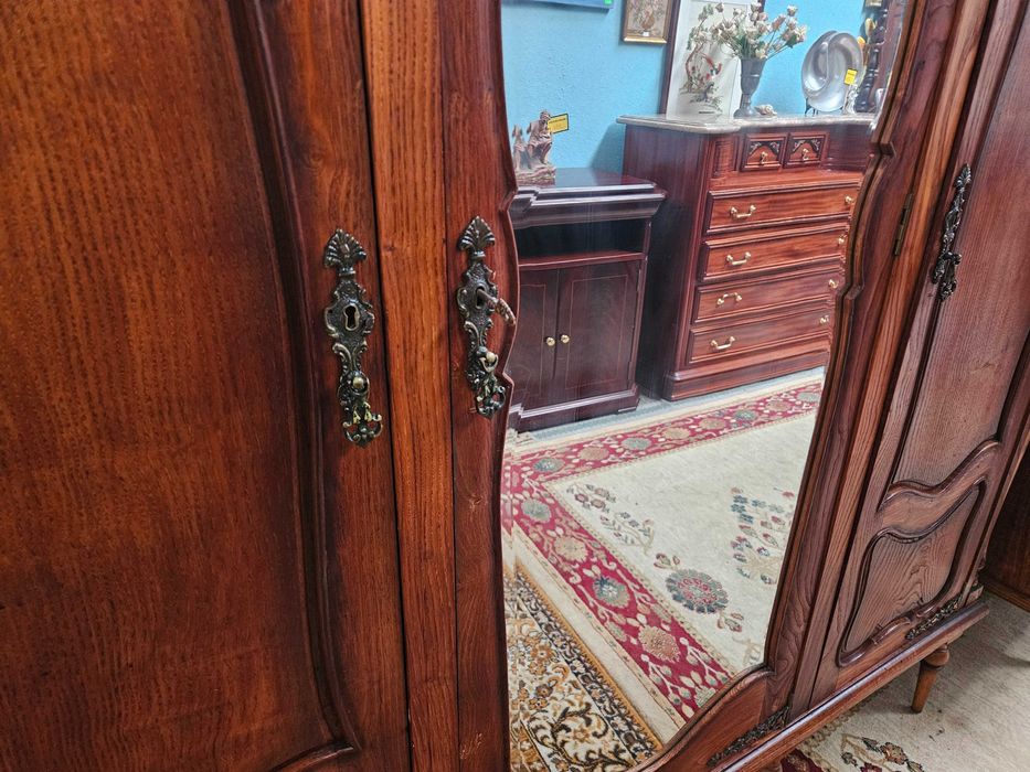 Roupeiro antigo em bom estado geral