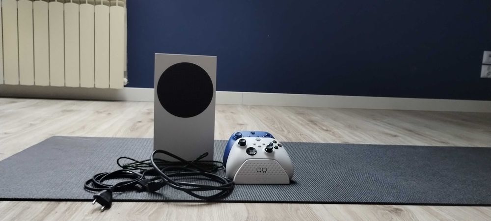 X-box series s z dwoma padami i stacja ładującą